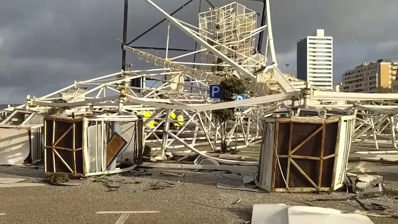 Grande roue de fête foraine totalement effondrée sur le sol à Figueira da Foz, avec sa structure métallique tordue suite aux vents violents de la tempête Kristin.