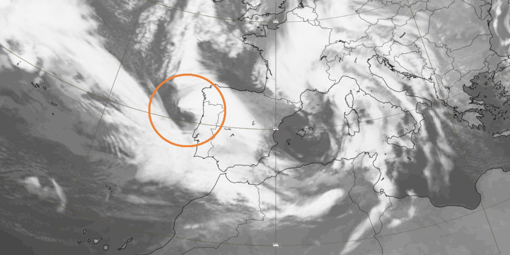 Image satellite montrant l'imposante formation nuageuse de la tempête Kristin au-dessus du Portugal et de l'océan Atlantique, illustrant la structure cyclonique de la dépression.