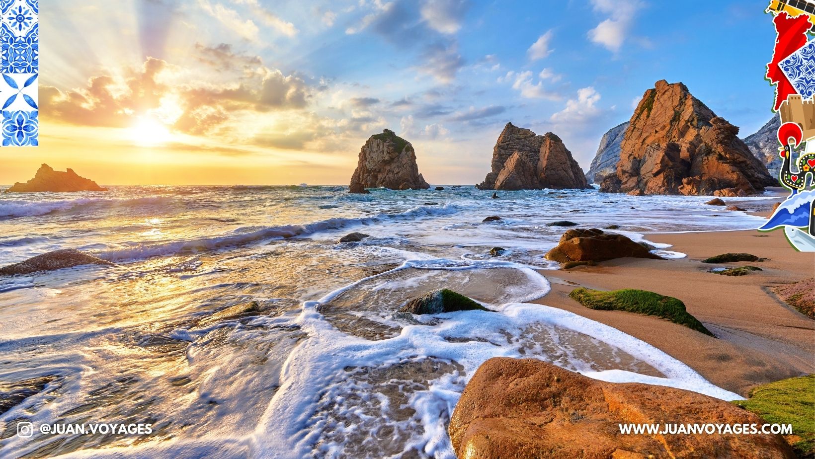 Plage portugaise au crépuscule avec d'énormes formations rocheuses entourées par l'océan Atlantique sous un ciel orangé.