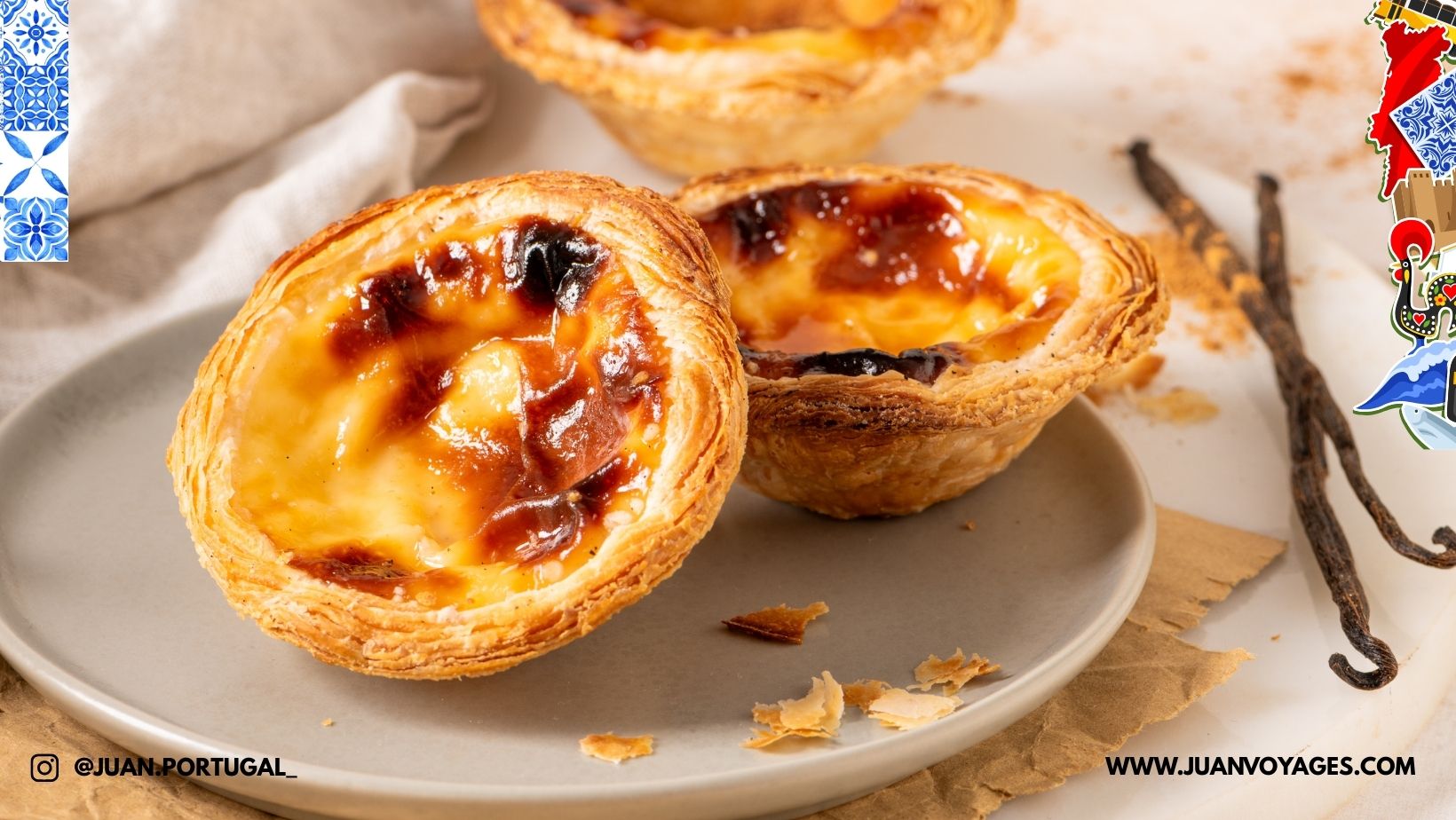 Deux pastéis de nata traditionnels saupoudrés de cannelle servis dans une assiette blanche sur une table en bois au Portugal.