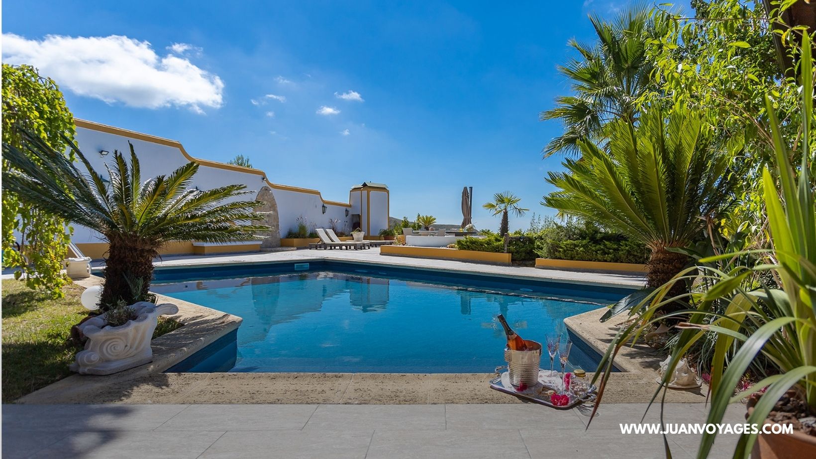 Vue extérieure de la Quinta do Monte das Abelhas montrant la piscine salée, les jardins de deux hectares et la vue panoramique sur la vallée du Tage à Calhandriz.